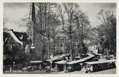 7280 Gezicht op de weekmarkt op de Brink te Baarn uit het noordoosten.